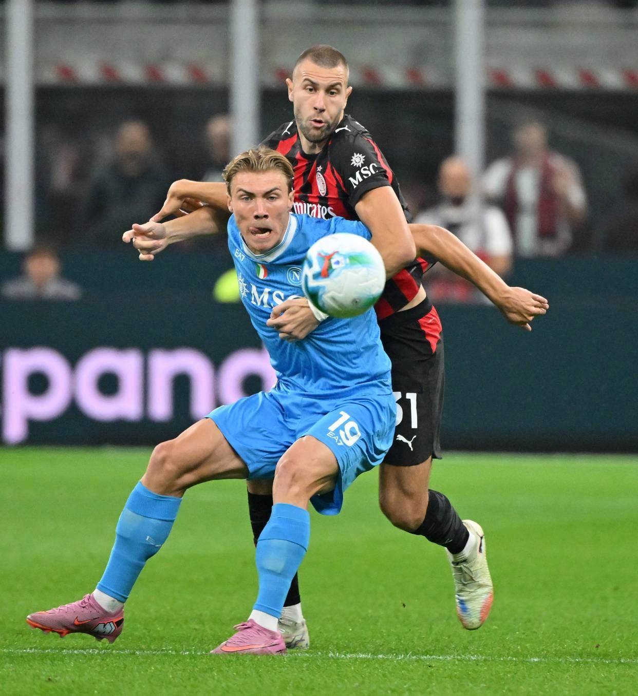 重磅！AC米兰绝杀压哨备战NBA常规赛窗口期休斯敦火箭调整名单以备欧冠，皇家马德里窗口期绝杀压哨的简单介绍